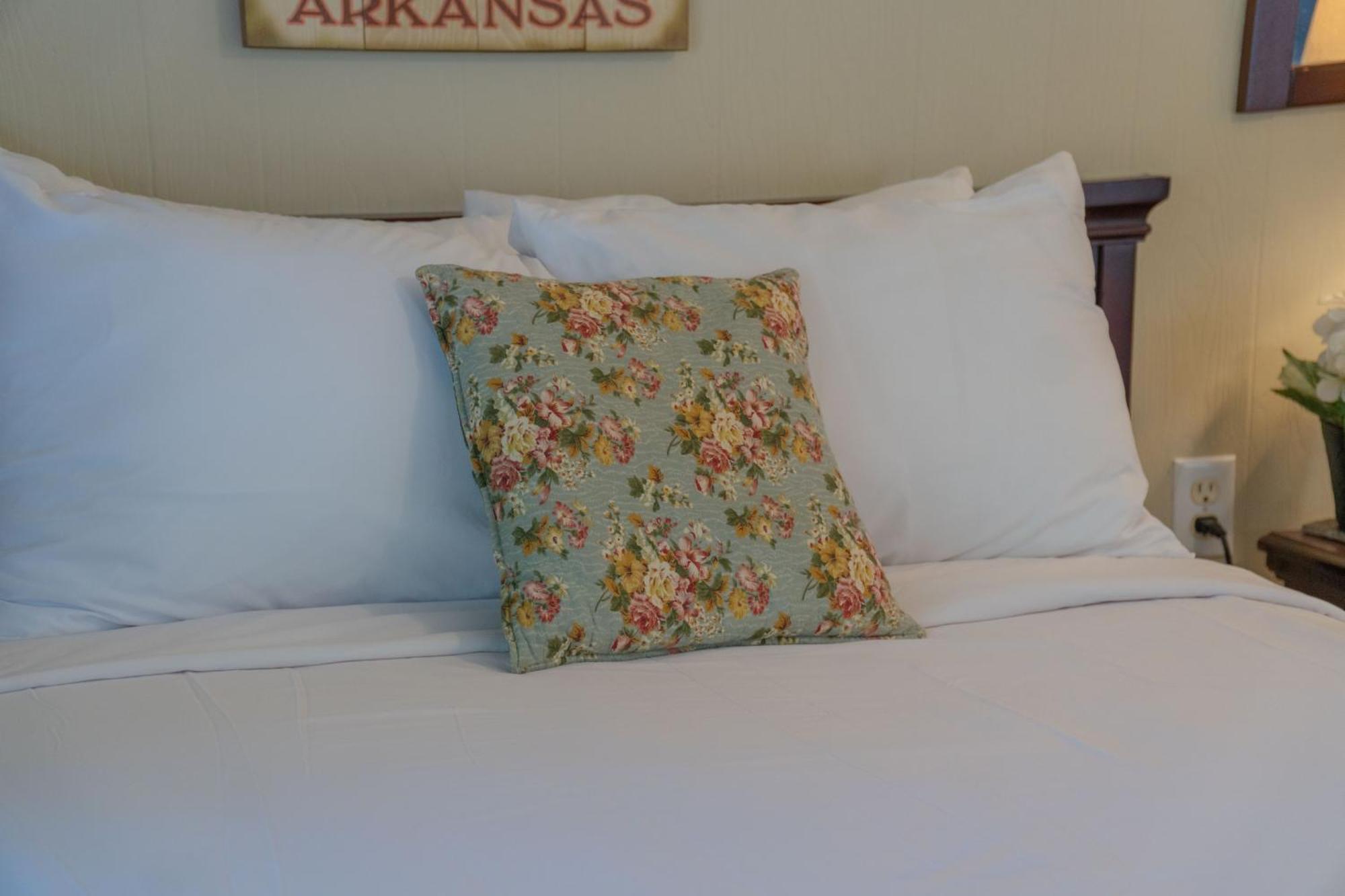Carlton Marion Inn Yellville Room photo